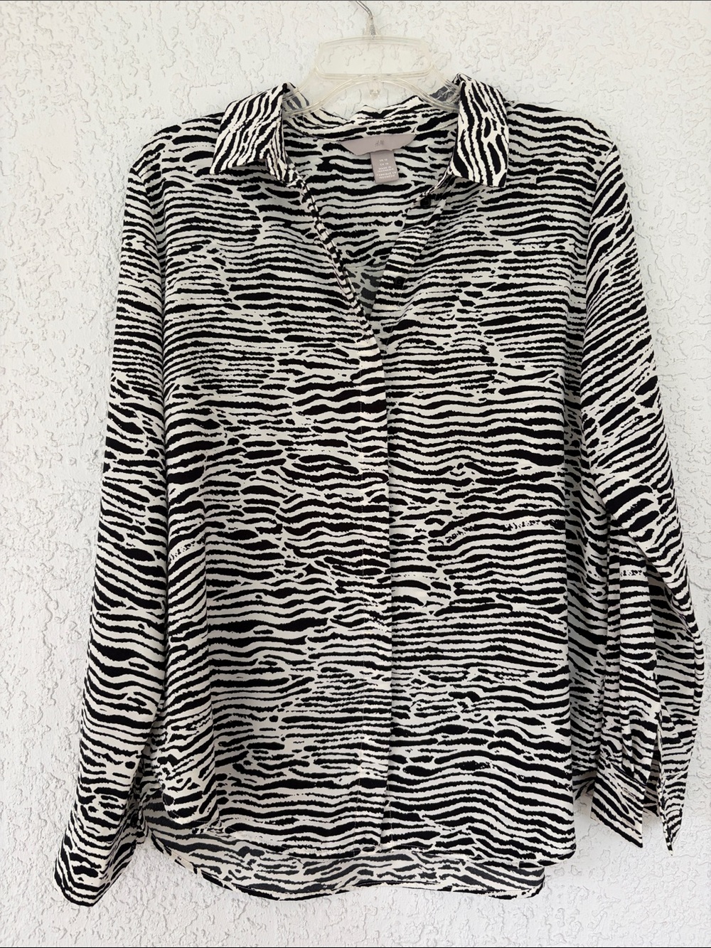 H&M Black and White Striped Zebra-Print Button Down Shirt size 10